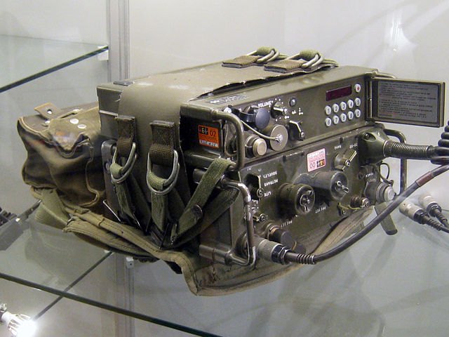 VHF-Funkgerät SE-227 der Schweizer Armee - radio of the Swiss Army. Source: https://commons.wikimedia.org/wiki/File:SE-227_mit_SVZ-B_IMG_1400.JPG