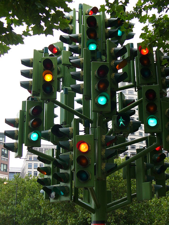 Multiple traffic lights at a London roundabout (Westferry Road, Docklands), source: https://commons.wikimedia.org/wiki/File:London_traffic-lights.JPG
