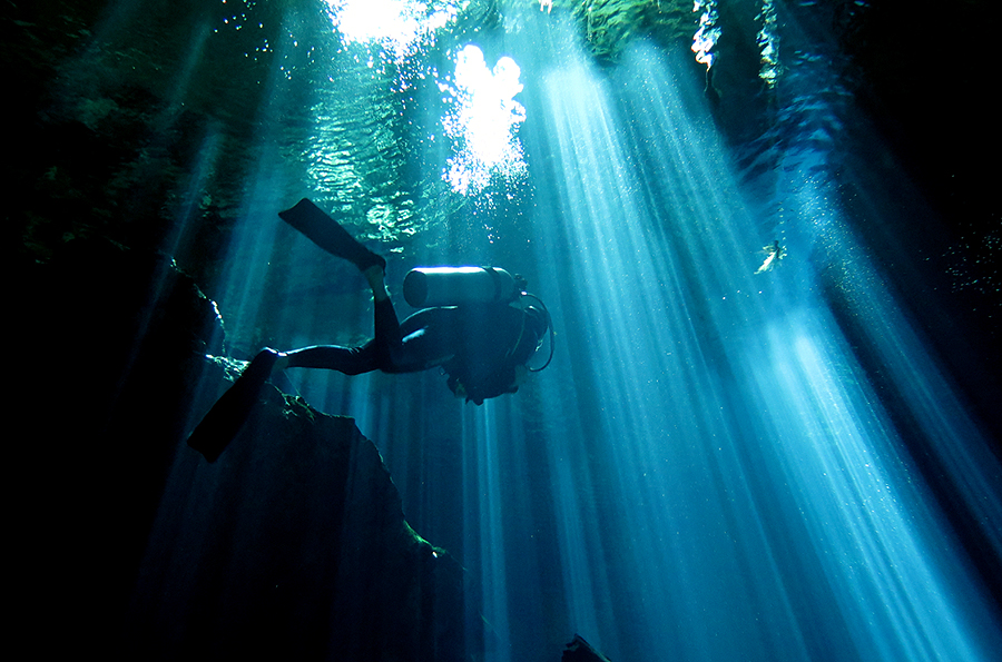 Diving in Cenote. Source: https://commons.wikimedia.org/wiki/File:Cenote_por_Gustavo_Gerdel.jpg