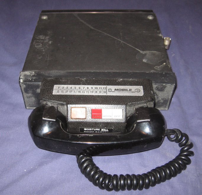 A mobile radio telephone photographed by Hackgillam (English Wikipedia).