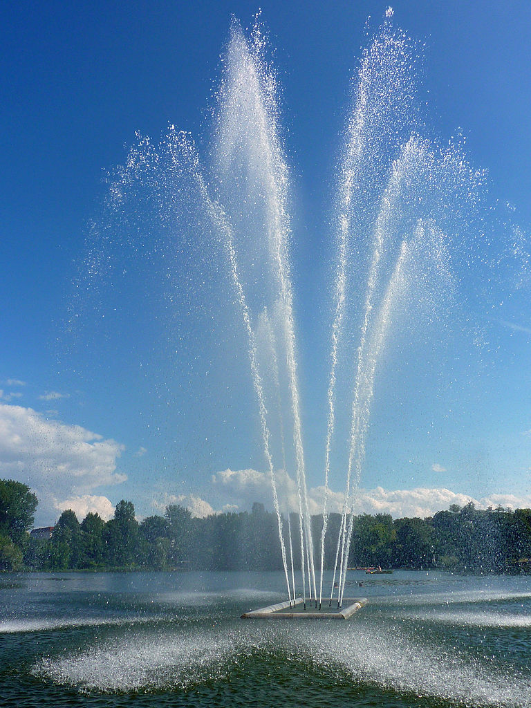 Water fountain in Berlin-Weissensee; source: https://commons.wikimedia.org/wiki/File:Fontaene_Berlin-Weissensee_2013-Juli_1398-1278-120.jpg